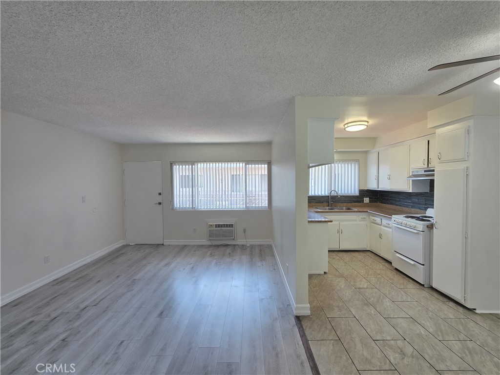 15436 Vanowen 9 Property Photo 2