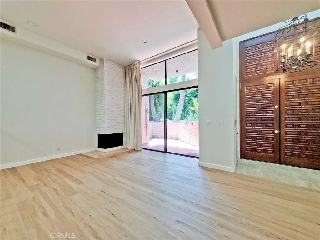5345 White Oak Avenue G Property Photo 5