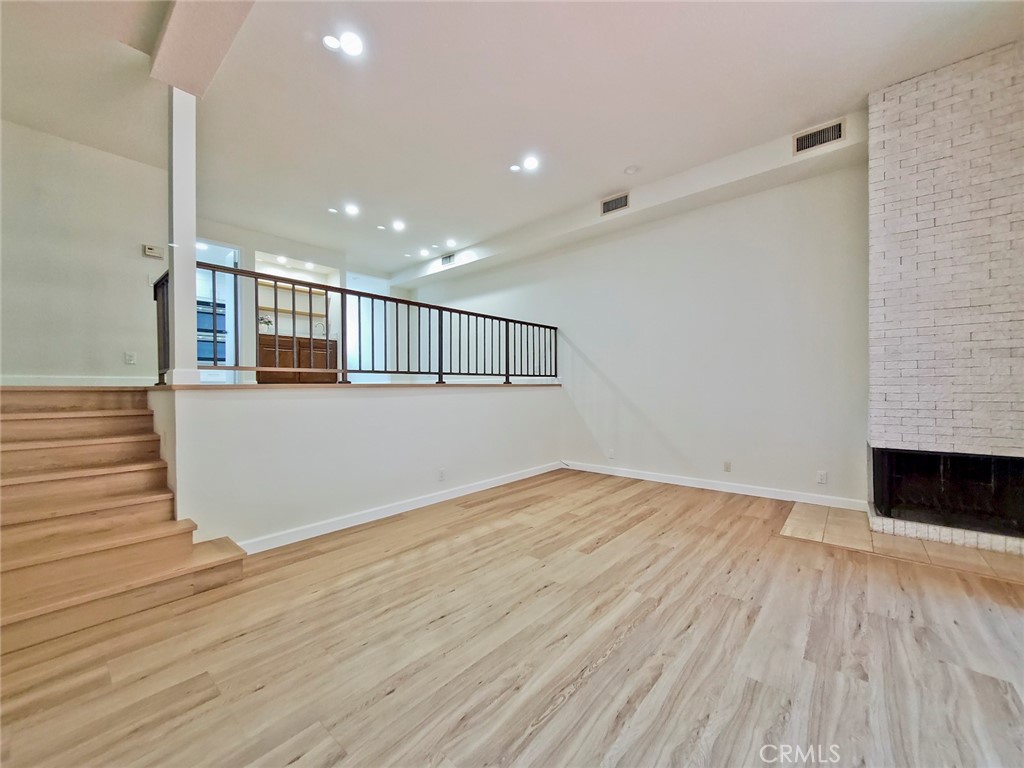 5345 White Oak Avenue G Property Photo 6