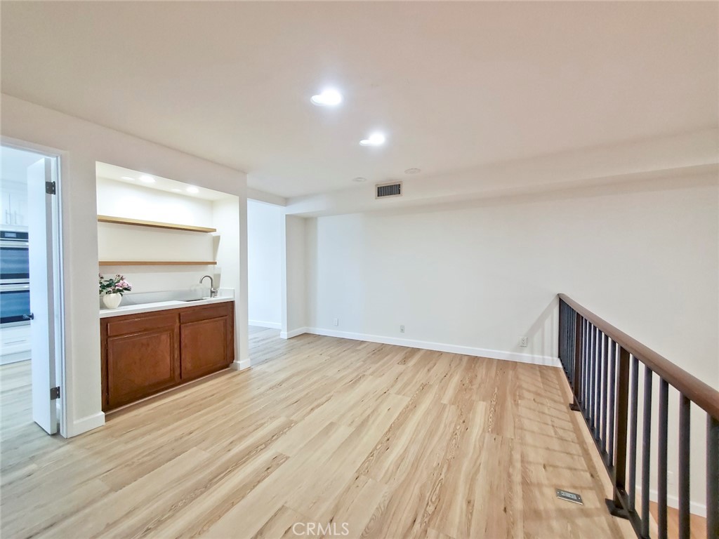 5345 White Oak Avenue G Property Photo 8