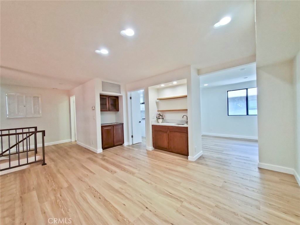 5345 White Oak Avenue G Property Photo 10