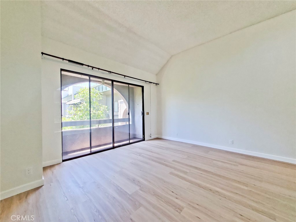 5345 White Oak Avenue G Property Photo 13