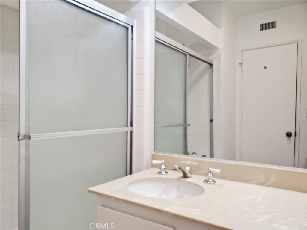 5345 White Oak Avenue G Property Photo 18