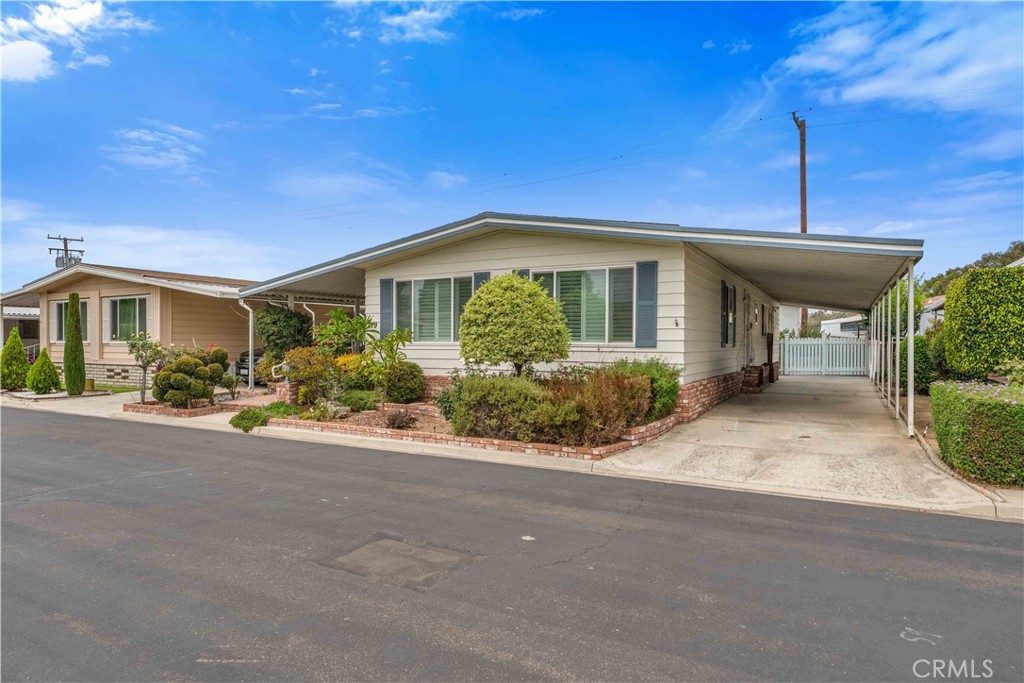 719 Glenlake Property Photo 3