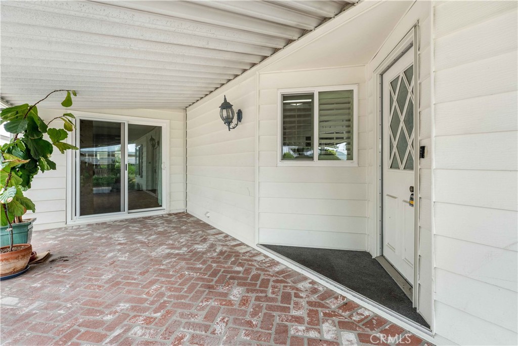 719 Glenlake Property Photo 4