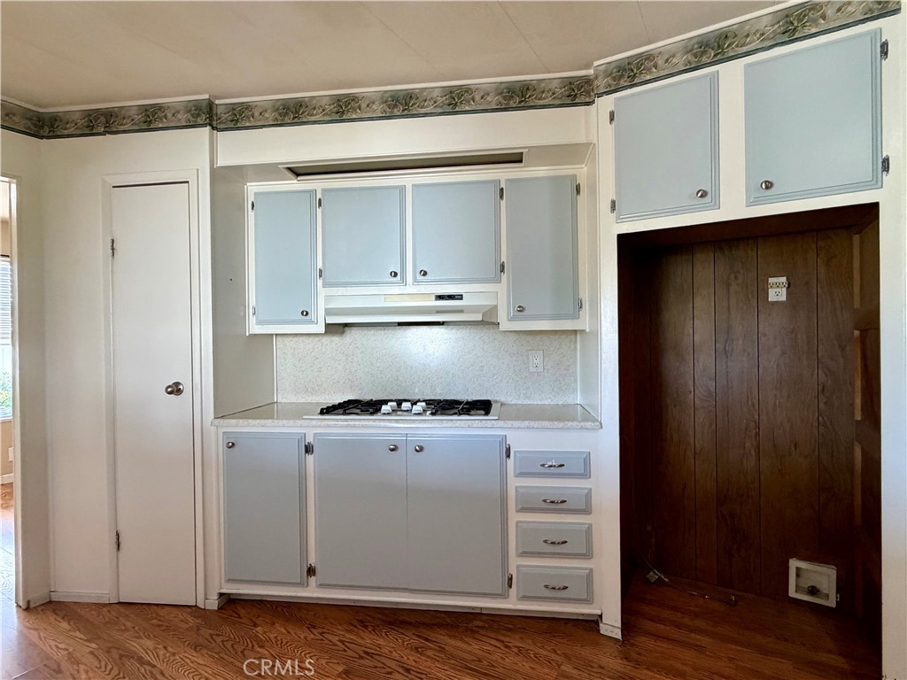 8801 17 Eton Property Photo 14