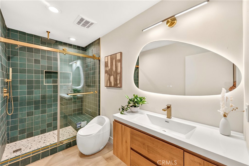 811 N Vendome Street Property Photo 14