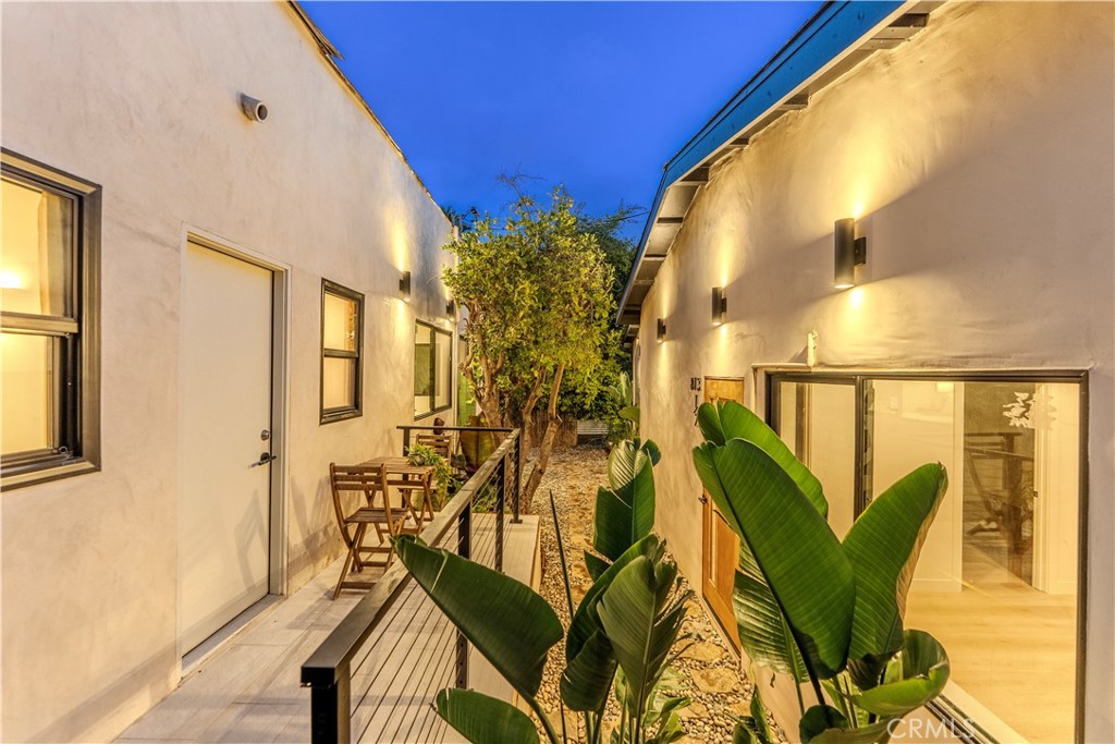 811 N Vendome Street Property Photo 26
