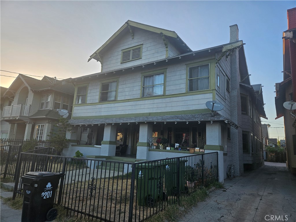 2201 Cambridge Property Photo 2