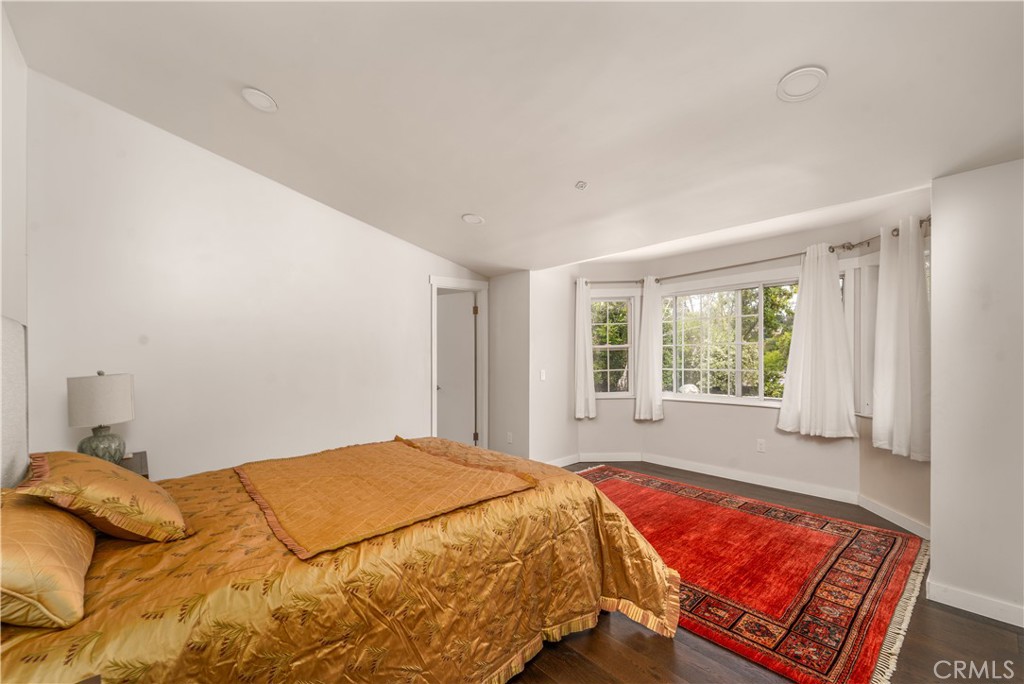 5708 Mcdonie Avenue Property Photo 12