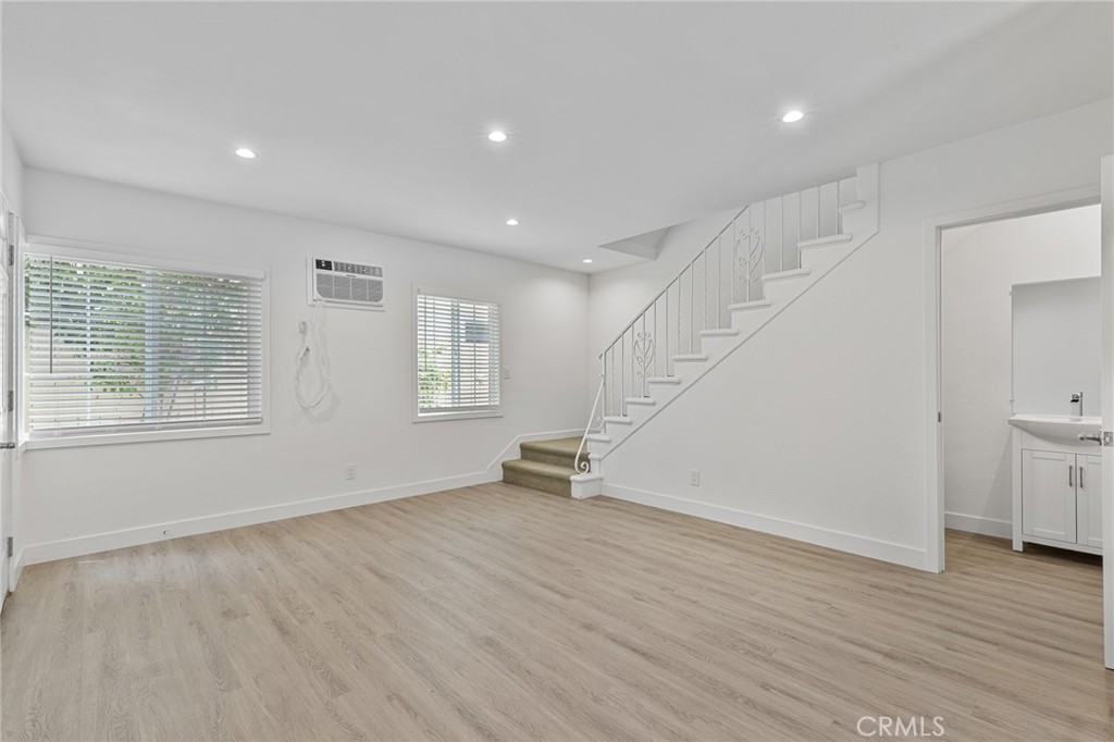 5339 1/2 Bellingham Property Photo 3