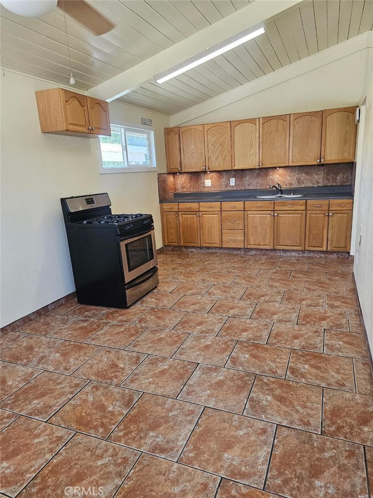 13084 Vaughn Property Photo 15