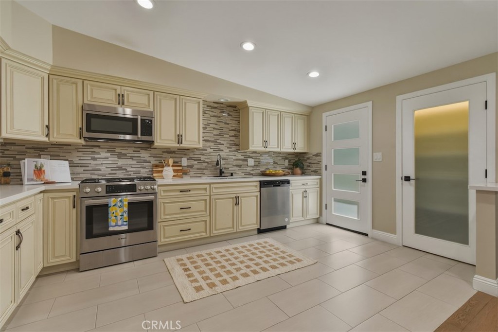 3675 Ventura Canyon Property Photo 25