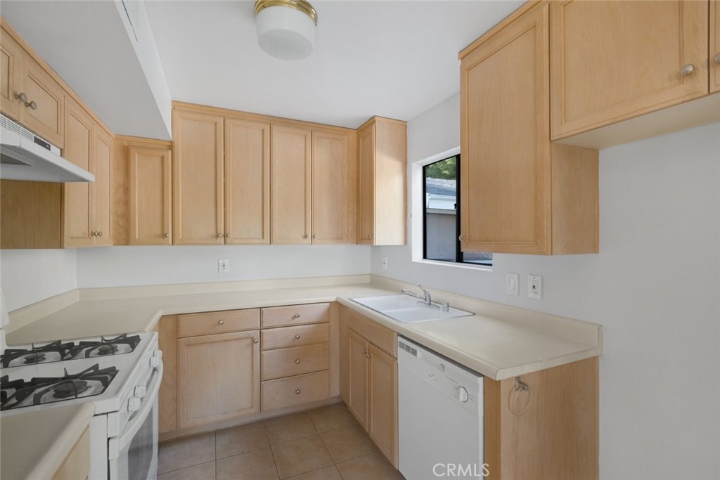 22127 Burbank 7 Property Photo 5
