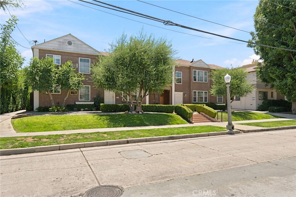 15034 1/4 Dickens Property Photo 2