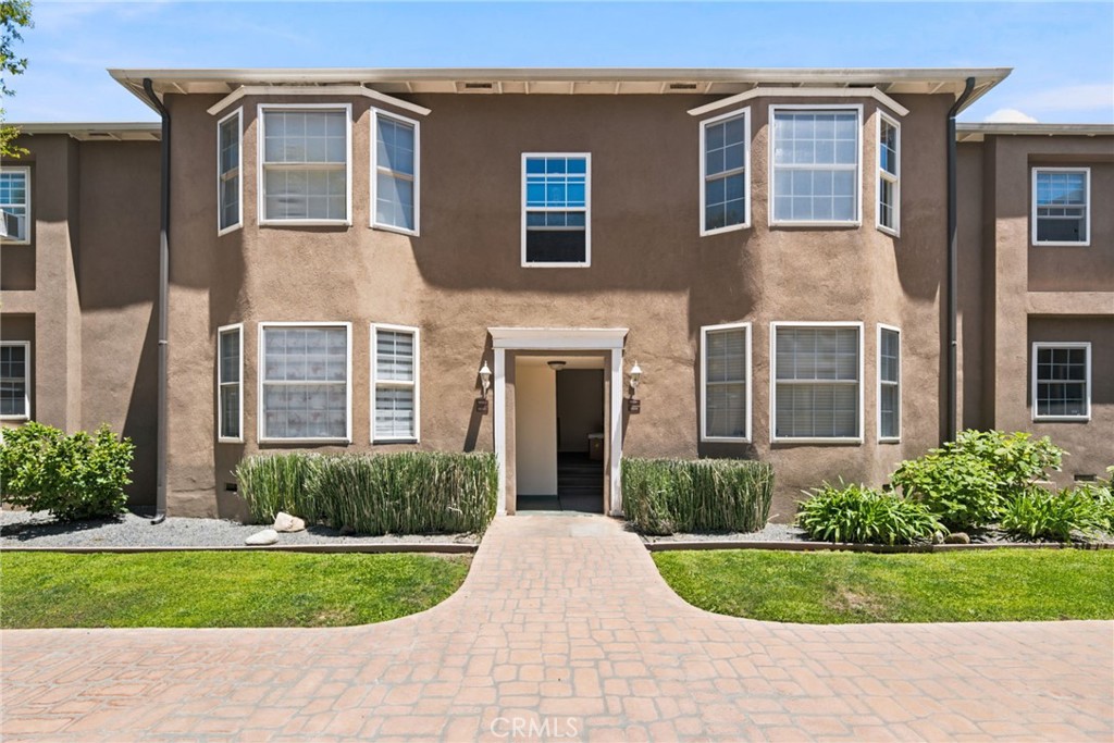 15034 1/4 Dickens Property Photo 3
