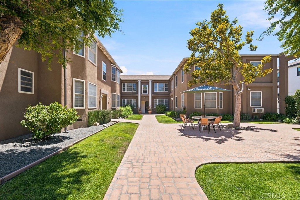 15034 1/4 Dickens Property Photo 4