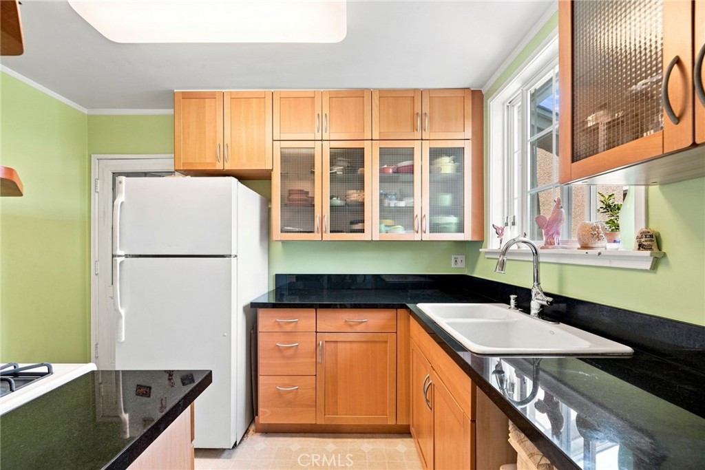15034 1/4 Dickens Property Photo 9