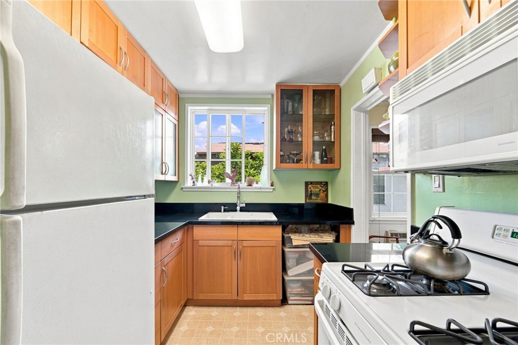 15034 1/4 Dickens Property Photo 10