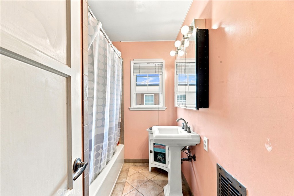 15034 1/4 Dickens Property Photo 15