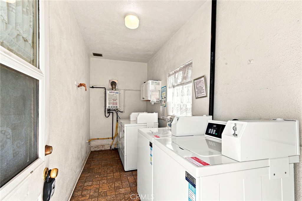 15034 1/4 Dickens Property Photo 16