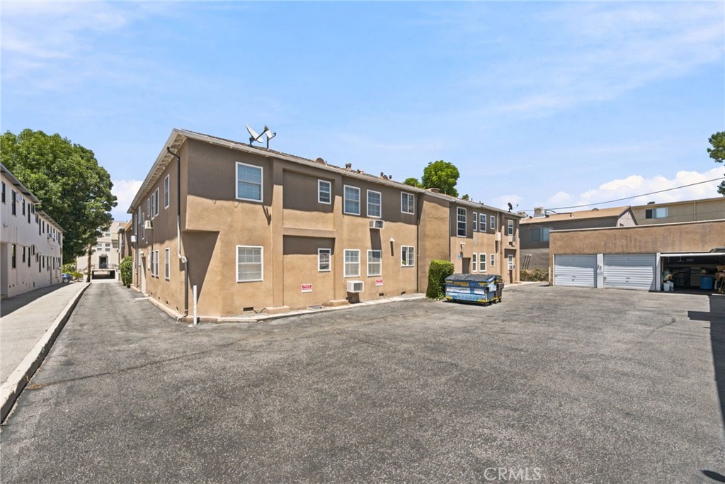 15034 1/4 Dickens Property Photo 19