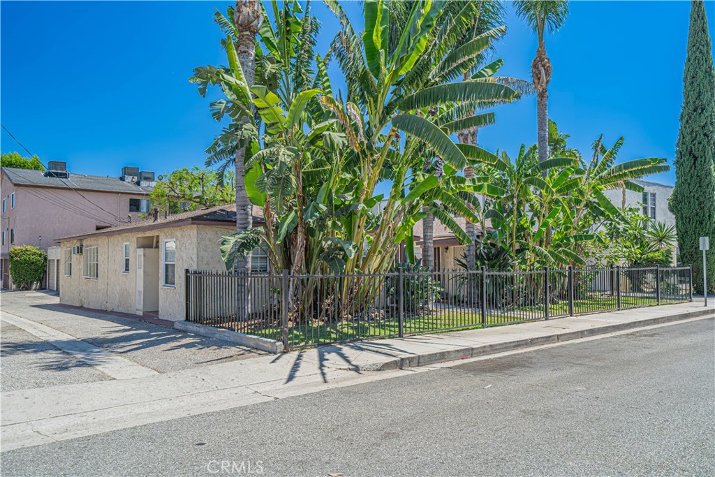210 W Spazier Property Photo 4