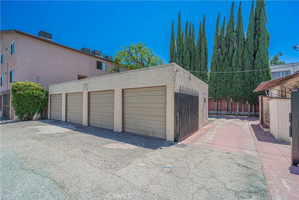 210 W Spazier Property Photo 13