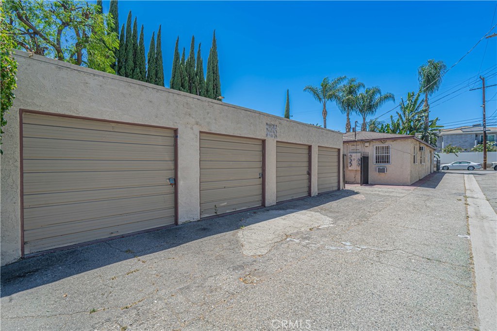 210 W Spazier Property Photo 14