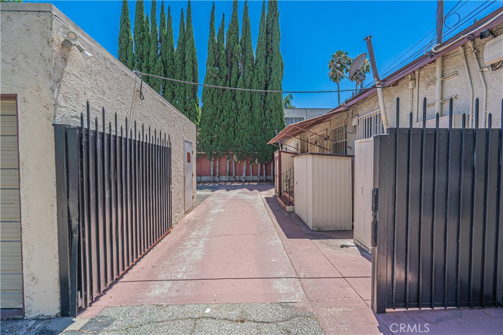 210 W Spazier Property Photo 16