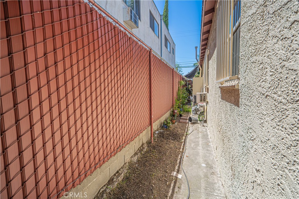 210 W Spazier Property Photo 18