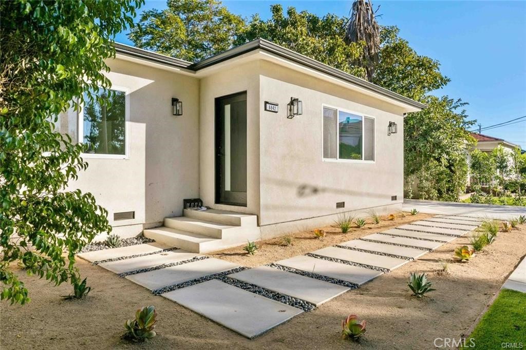 6842 Cedros Avenue Property Photo 2