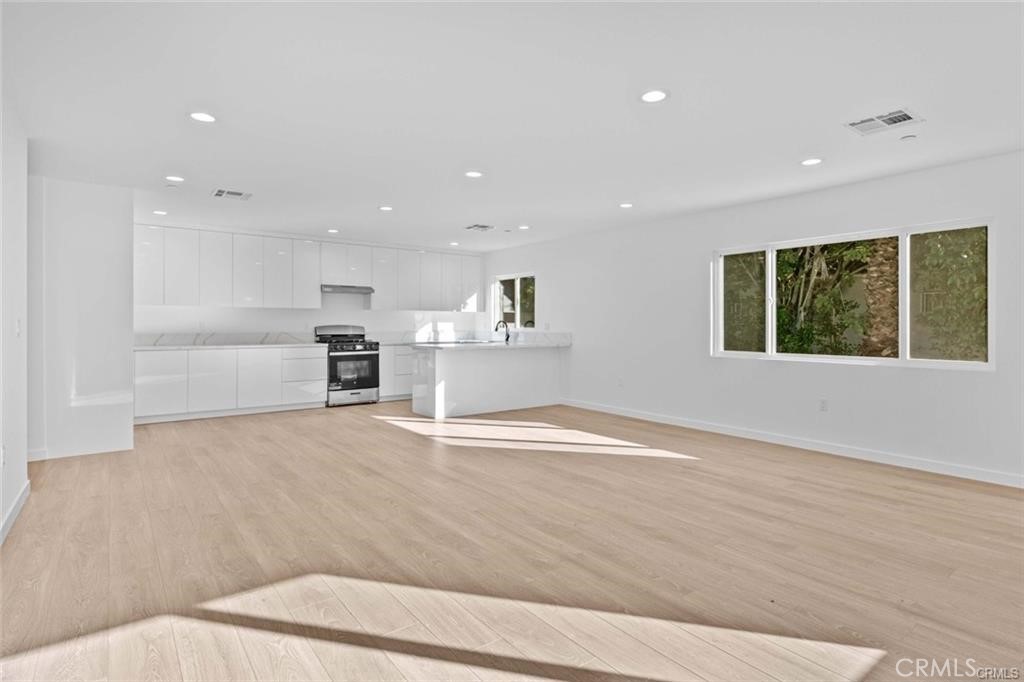 6842 Cedros Avenue Property Photo 3