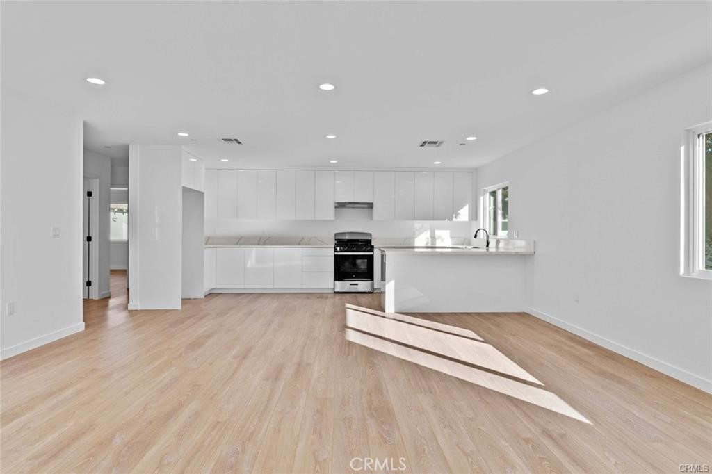 6842 Cedros Avenue Property Photo 4