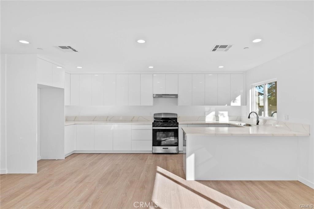 6842 Cedros Avenue Property Photo 6