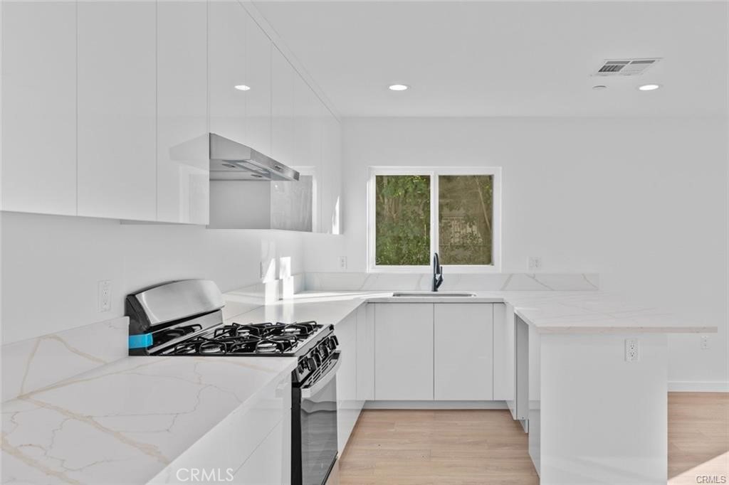 6842 Cedros Avenue Property Photo 8