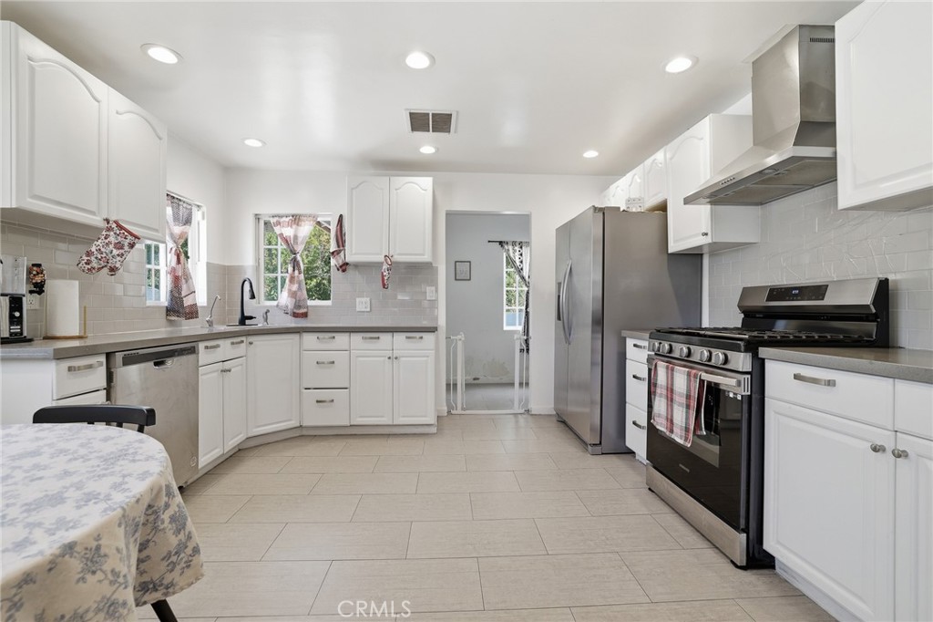 16775 Sierra Highway Property Photo 1