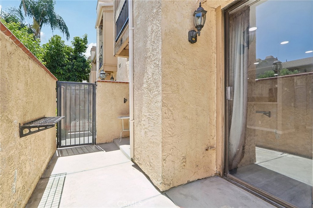 9600 Sylmar Avenue 19 Property Photo 4