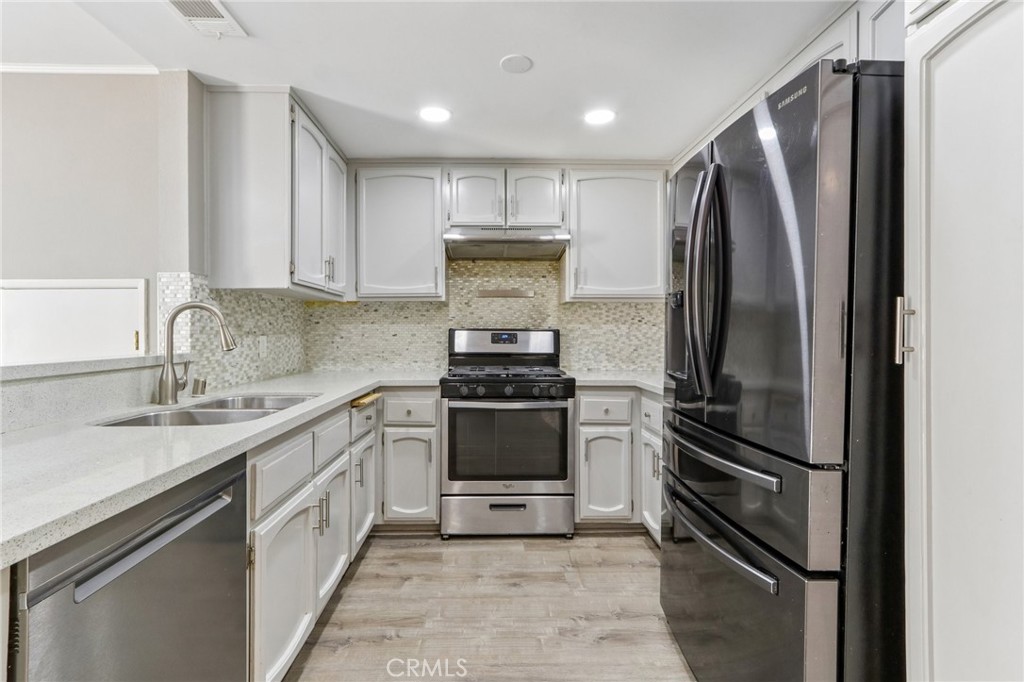 9600 Sylmar Avenue 19 Property Photo 12