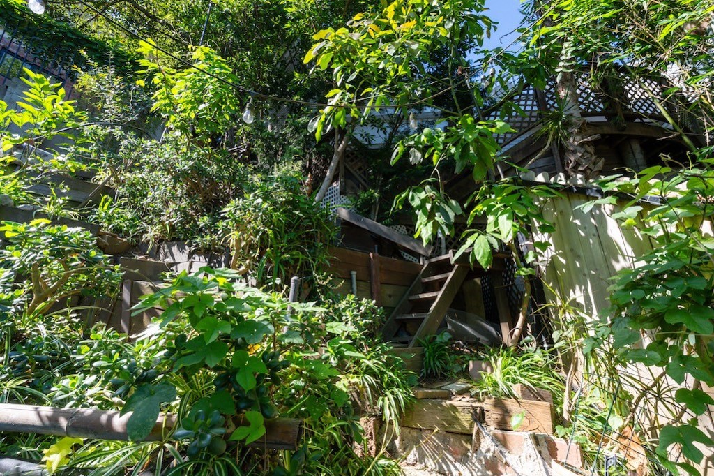 8869 Lookout Mountain Ave Property Photo 46