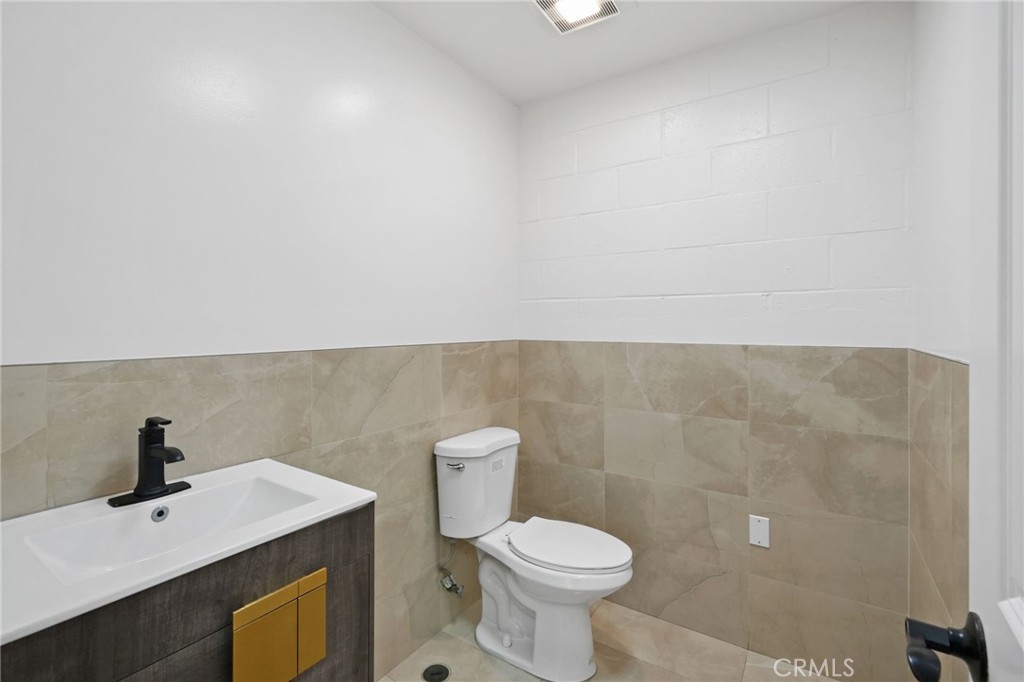 5557 Reseda Boulevard Property Photo 14