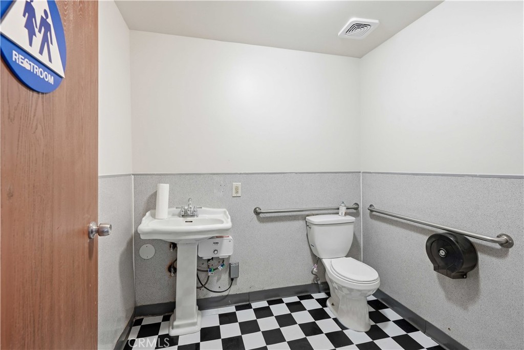 2140 E Palmdale Boulevard L Property Photo 21