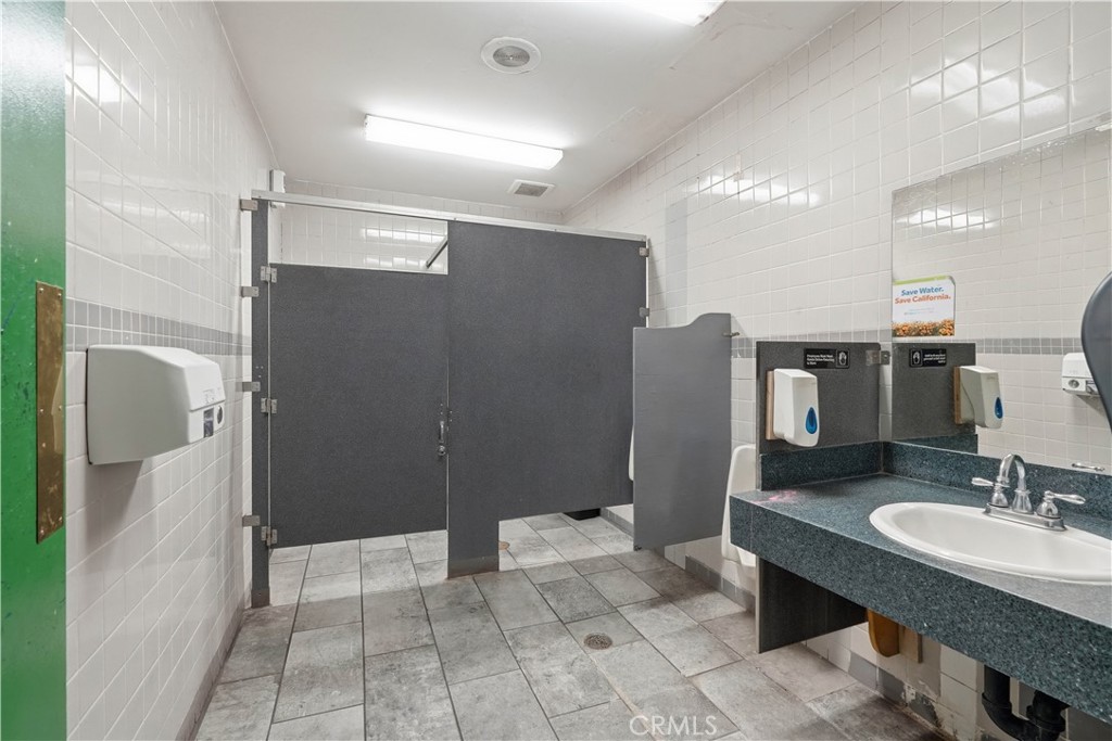 2162 E Palmdale Boulevard Property Photo 23
