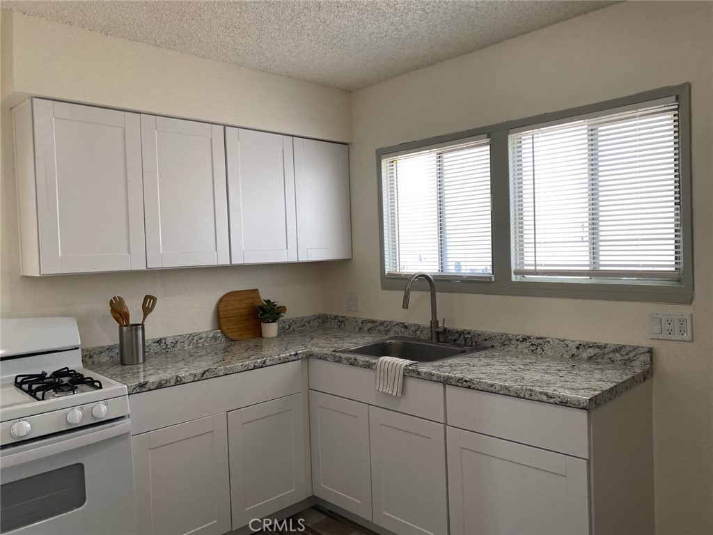 118 E Gardena Property Photo 2