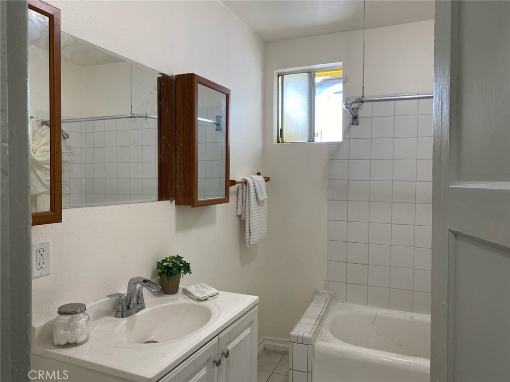 118 E Gardena Property Photo 7