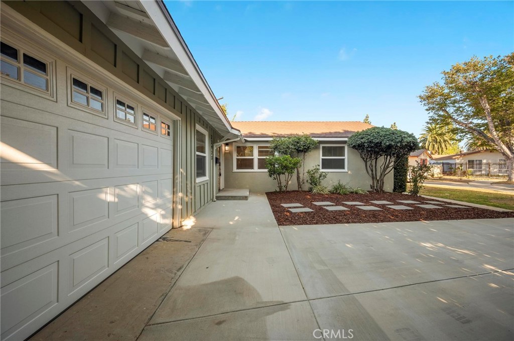 22923 Arminta Street Property Photo 4