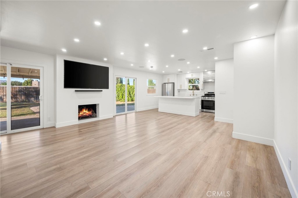 22923 Arminta Street Property Photo 6