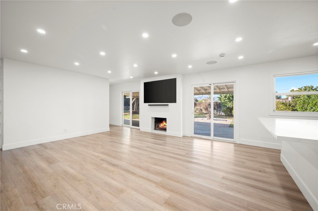 22923 Arminta Street Property Photo 7
