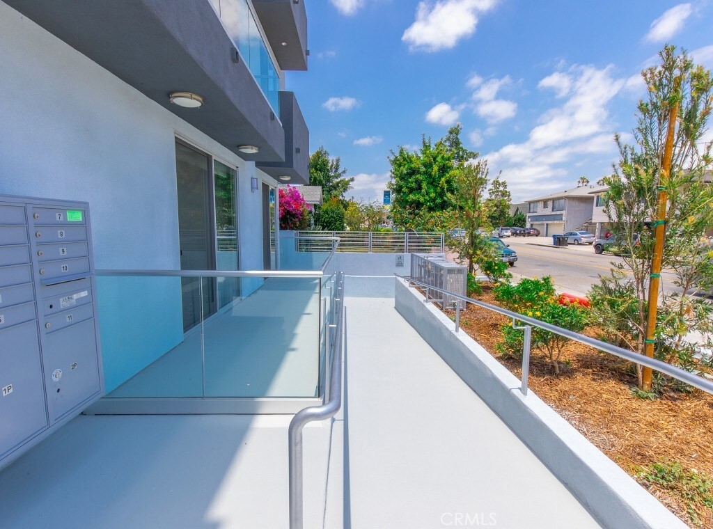 1545 S Fairfax Property Photo 4