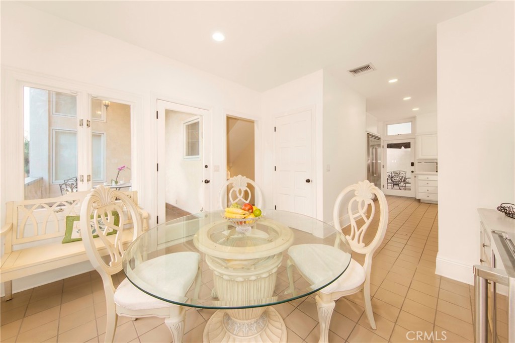 3546 Dixie Canyon Property Photo 5